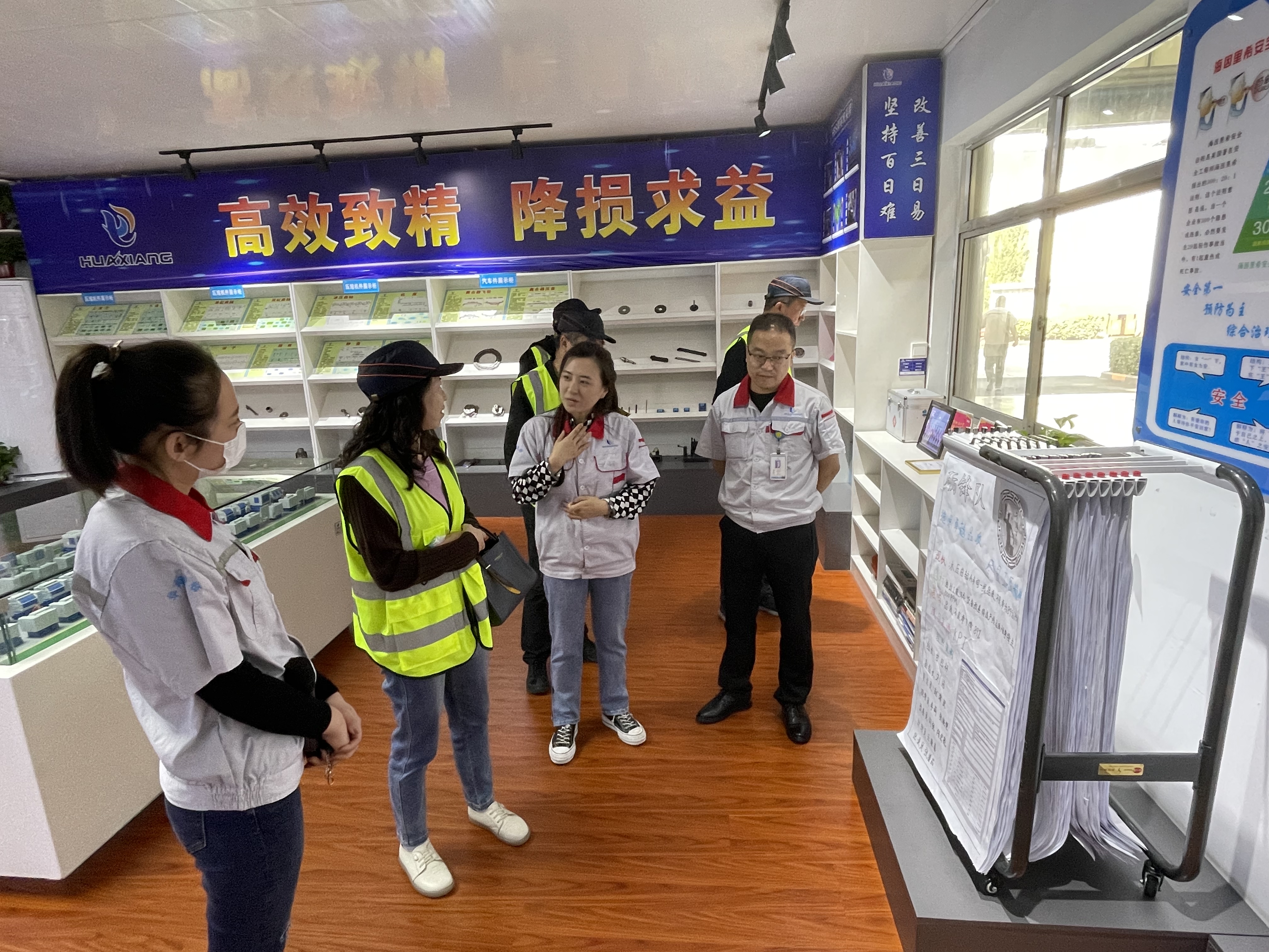 華北機(jī)電學(xué)校領(lǐng)導(dǎo)一行來(lái)我司調(diào)研參觀(guān)